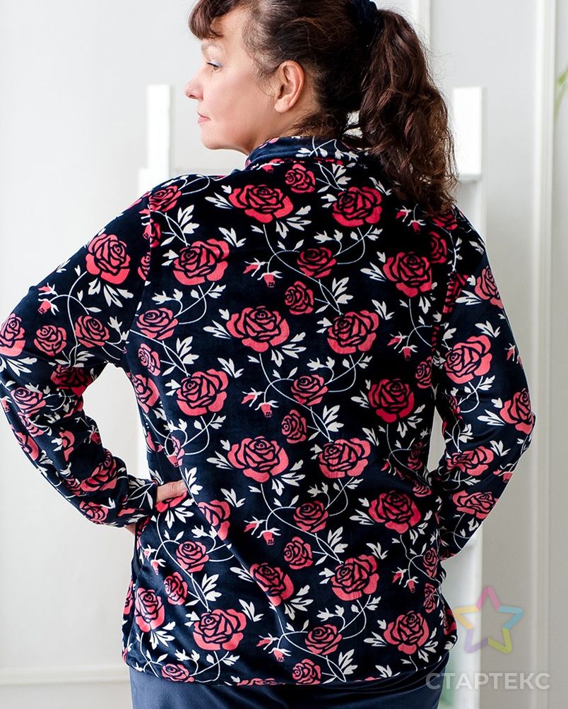 Костюм женский из велюра Клариси с брюками розовые розы на темно-синем арт. АМД-799-2-АМД17927273.00002
