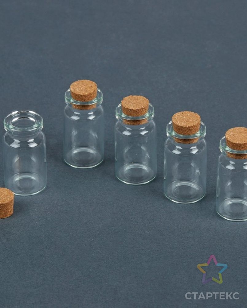 Как называются маленькие бутылочки. Маленькие стеклянные баночки. Бисер в стеклянных баночках. Маленькие баночки с пробкой. Маленькие прозрачные баночки.