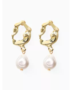 Серьги жемчуг "Капелька" мятый металл, цвет белый в золоте арт. СМЛ-279694-1-СМЛ0010904923