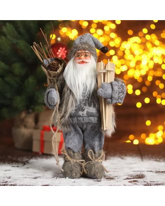 Дед Мороз "В сером костюмчике с лыжами" 18х30 см арт. СМЛ-91229-1-СМЛ0005036023