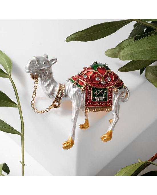 Брошь Верблюд, цветная в золоте красного цвета - Артикул - СМЛ0005217932  - оптом купить в Москве по недорогой цене в интернет-магазине Стартекс