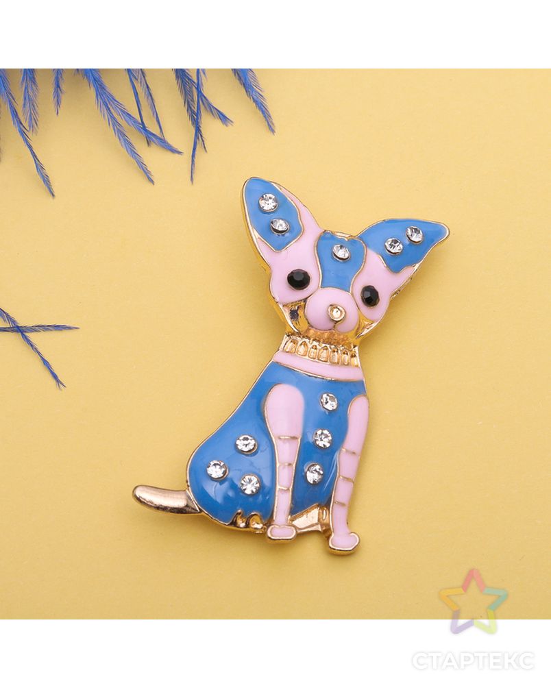 Брошь "Собака" щенок чихуахуа, цвет розово-голубой в золоте арт. СМЛ-4175-1-СМЛ2307993 1