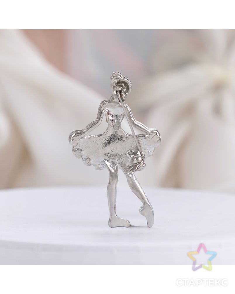 Брошь "Балеринка", цвет бело-сапфировый в серебре арт. СМЛ-21803-2-СМЛ3408969