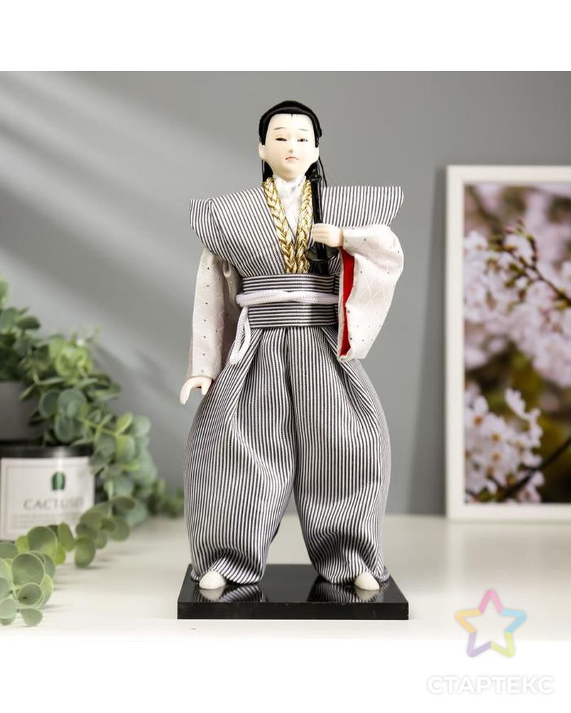 Кукла коллекционная "Самурай в сером кимоно с мечом" 30х12,5х12,5 см арт. СМЛ-66459-1-СМЛ0004147028 1