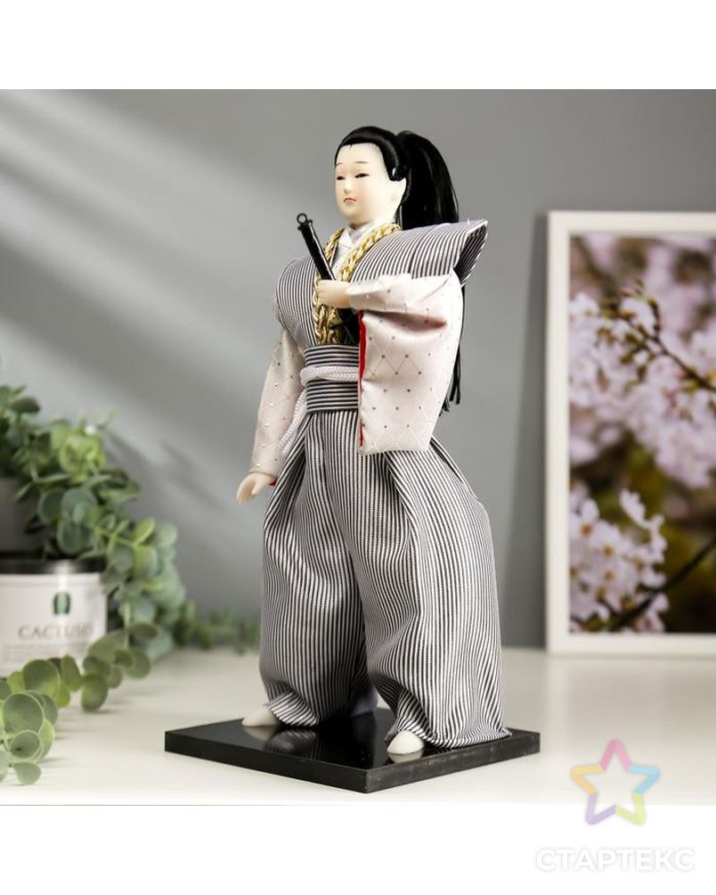 Кукла коллекционная "Самурай в сером кимоно с мечом" 30х12,5х12,5 см арт. СМЛ-66459-1-СМЛ0004147028 2
