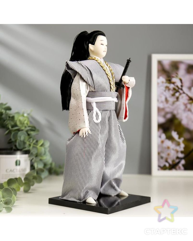Кукла коллекционная "Самурай в сером кимоно с мечом" 30х12,5х12,5 см арт. СМЛ-66459-1-СМЛ0004147028 3
