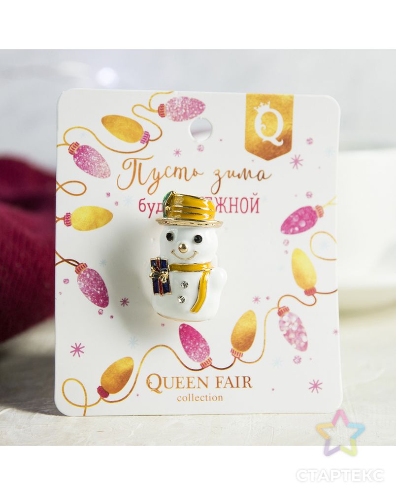 Брошь "Новогодняя сказка" снеговик с подарком, цветная в серебре арт. СМЛ-36757-1-СМЛ0004311354 1