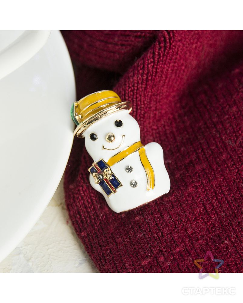 Брошь "Новогодняя сказка" снеговик с подарком, цветная в серебре арт. СМЛ-36757-1-СМЛ0004311354 3