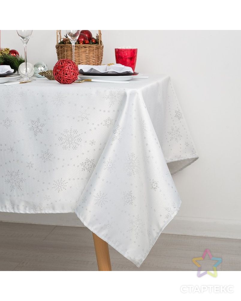 новогодний стол с белой скатертью. зара хоум 2021. дорожка на стол новогодняя. скатерть новогодняя этель 150 на 220. белая скатерть на новый год.