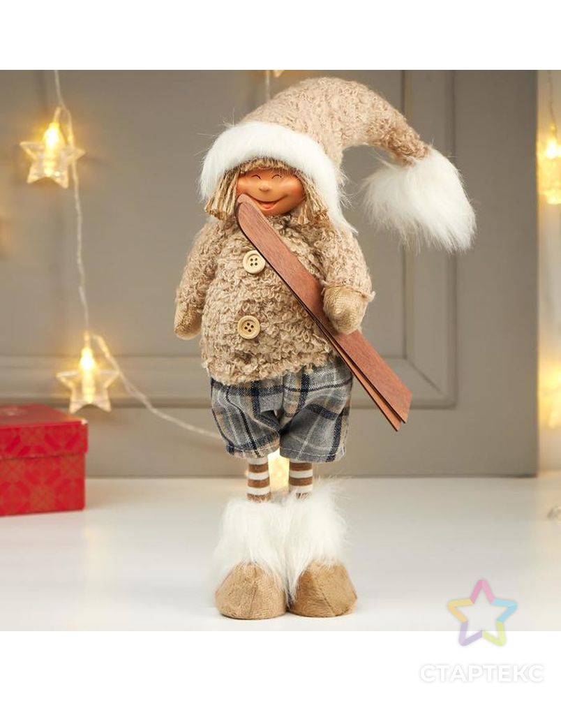Кукла интерьерная "Мальчик в бежевой меховой куртке, с лыжами в руке" 47х12х15 арт. СМЛ-88235-1-СМЛ0004822688 1