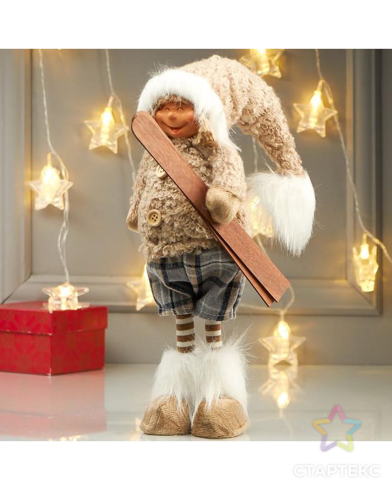 Кукла интерьерная "Мальчик в бежевой меховой куртке, с лыжами в руке" 47х12х15 арт. СМЛ-88235-1-СМЛ0004822688 5