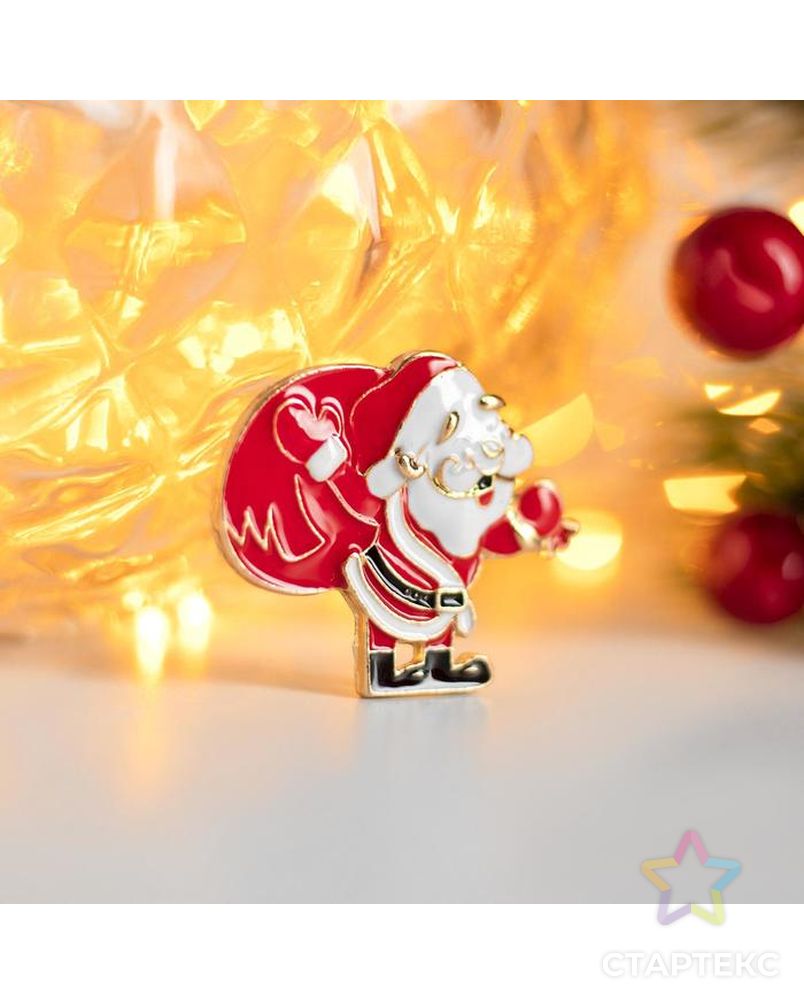 Брошь новогодняя "Дед Мороз" с мешком, цвет красно-белый в золоте арт. СМЛ-38689-1-СМЛ0004965478