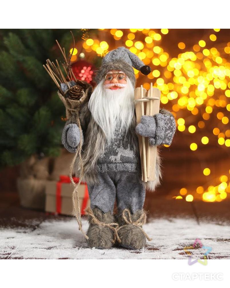 Дед Мороз "В сером костюмчике с лыжами" 18х30 см арт. СМЛ-91229-1-СМЛ0005036023 1