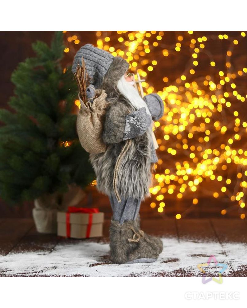 Дед Мороз "В сером костюме с лыжами" 23х45 см арт. СМЛ-91238-1-СМЛ0005036036 4