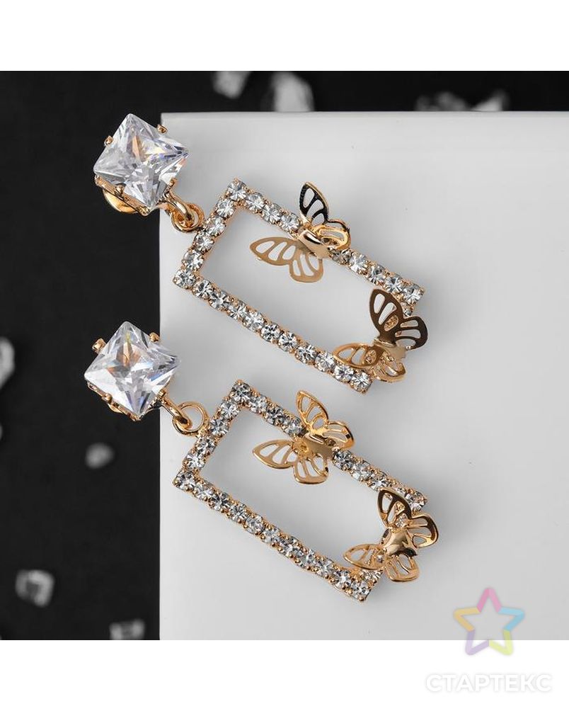 Серьги со стразами "Порхай" бабочки в прямоугольнике, цвет белый в золоте арт. СМЛ-106252-1-СМЛ0005049584 1