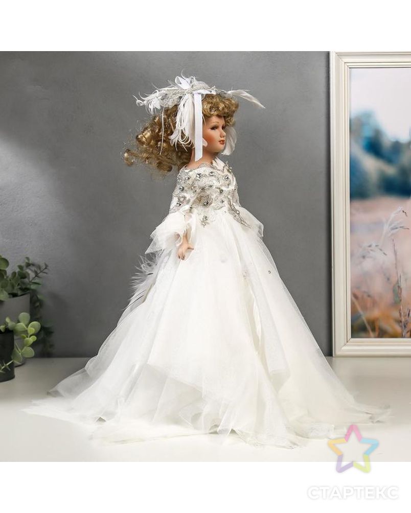 Кукла коллекционная керамика "Констанция в белом платье с перьями" 45 см арт. СМЛ-136867-1-СМЛ0005243407 3