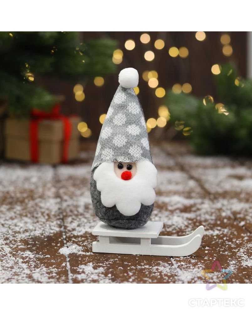 Мягкая игрушка "Дед Мороз на санках" в шапке 5х13 см, серый арт. СМЛ-164216-1-СМЛ0006932423 1