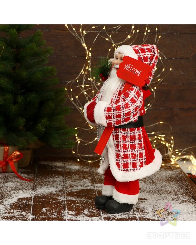 Дед Мороз "В красной клетчатой шубе, с табличкой и подарками" 25х45 см арт. СМЛ-195525-1-СМЛ0006949621 2