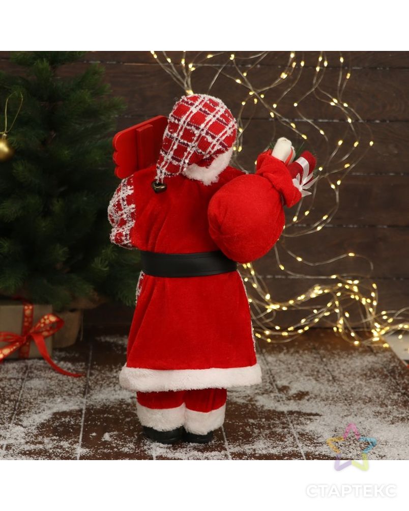 Дед Мороз "В красной клетчатой шубе, с табличкой и подарками" 25х45 см арт. СМЛ-195525-1-СМЛ0006949621 3