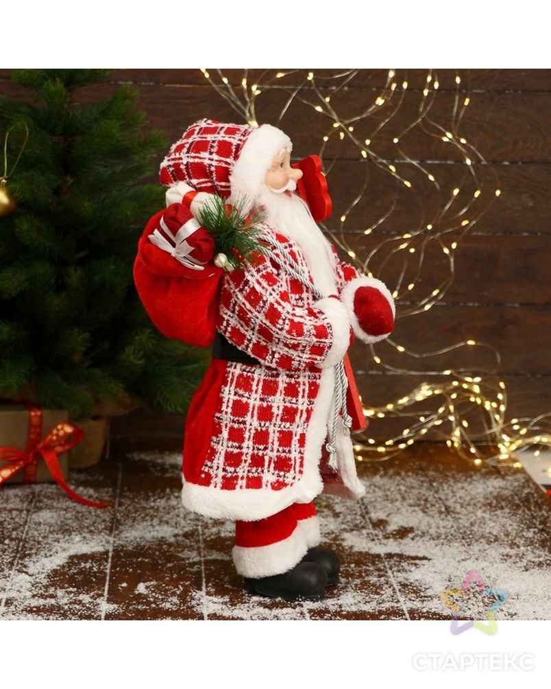 Дед Мороз "В красной клетчатой шубе, с табличкой и подарками" 25х45 см арт. СМЛ-195525-1-СМЛ0006949621 4