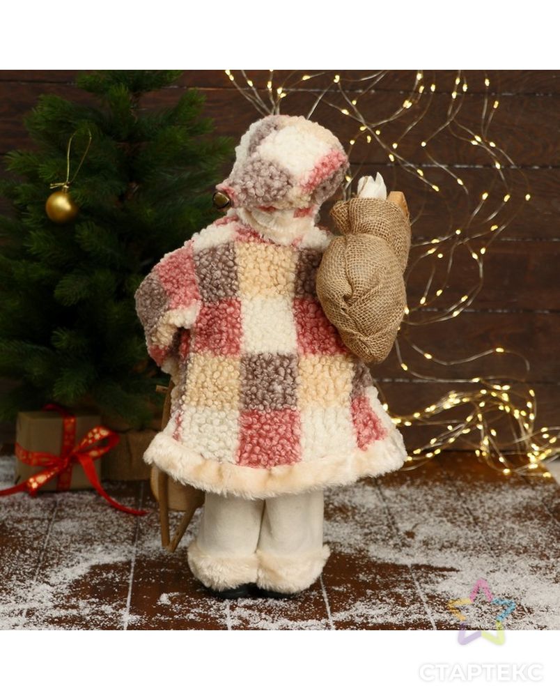 Дед Мороз "В клетчатой  шубе, кофте ромбик, с подарками" 25х45 см арт. СМЛ-195527-1-СМЛ0006949623 3