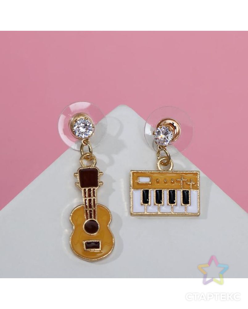 Серьги эмаль "Клавиши и гитара" висячие, цветные в золоте арт. СМЛ-188202-1-СМЛ0006970938 1