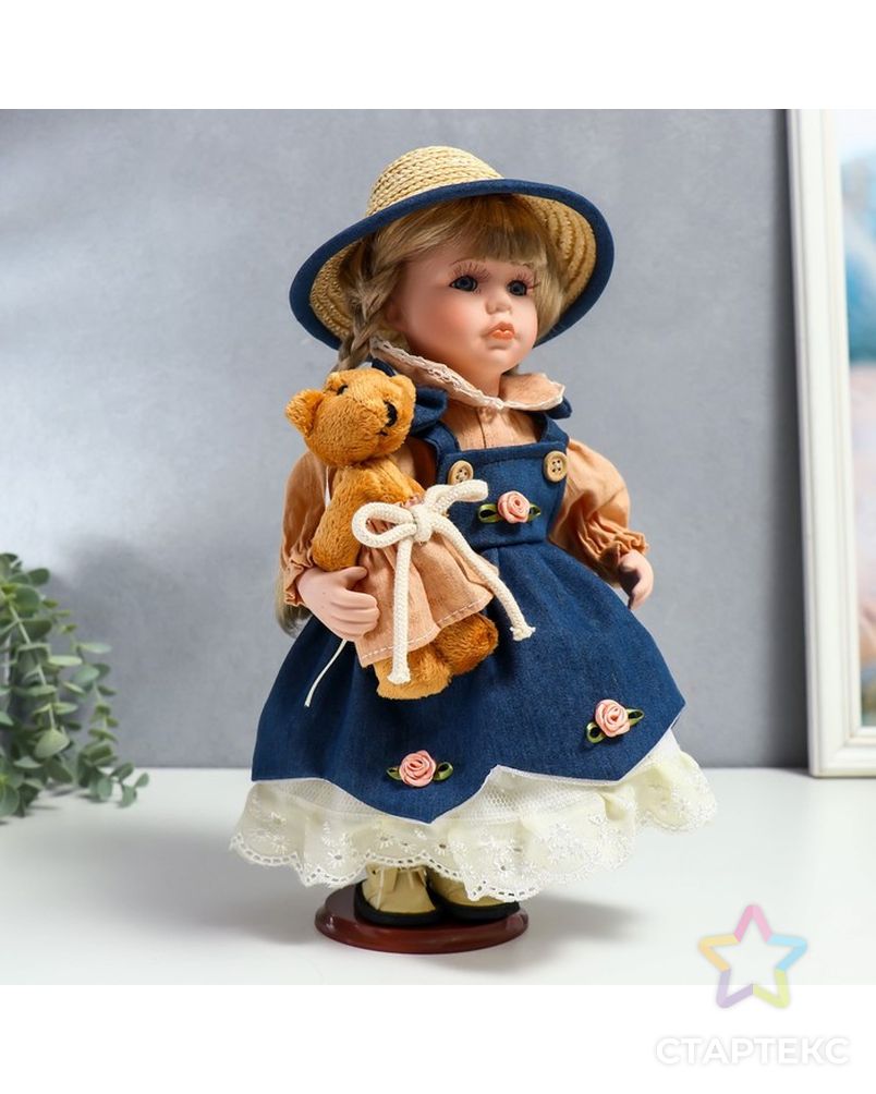 Кукла коллекционная керамика "Сьюзи в джинсовом платье, шляпке и с мишкой" 30 см арт. СМЛ-231585-1-СМЛ0007390255 2