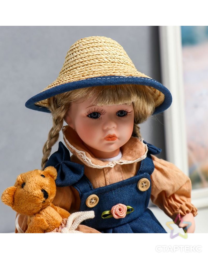 Кукла коллекционная керамика "Сьюзи в джинсовом платье, шляпке и с мишкой" 30 см арт. СМЛ-231585-1-СМЛ0007390255 5
